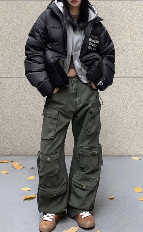 Puffy Bomberjack Outfit, Cargos In Winter, Snow Winter Outfits Cold Weather, Winter Outfit Cargo Pants, Checked Shirt Outfit Women, London Outfit Ideas Winter, Winter Cargo Pants Outfit, Cargo Pants Winter Outfit, Baddie Winter Outfits Cold