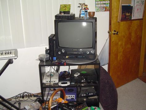 Trent Core, Retro Gaming Setup, 2000s Computer, My Gaming Setup, Dad Core, Current Joys, Retro Games Room, Retro Appliances, Midwest Emo