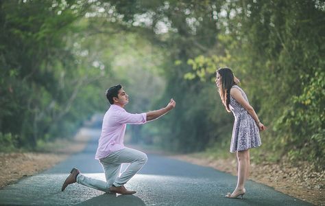 Wedding Prephotoshoot, Per Wedding Photoshoot, Prewed Korea, Pose Prewedding, Prewedding Ideas, Foto Prewedding, Wedding Photo List, Pre Wedding Photoshoot Props, Pre Wedding Photoshoot Outfit