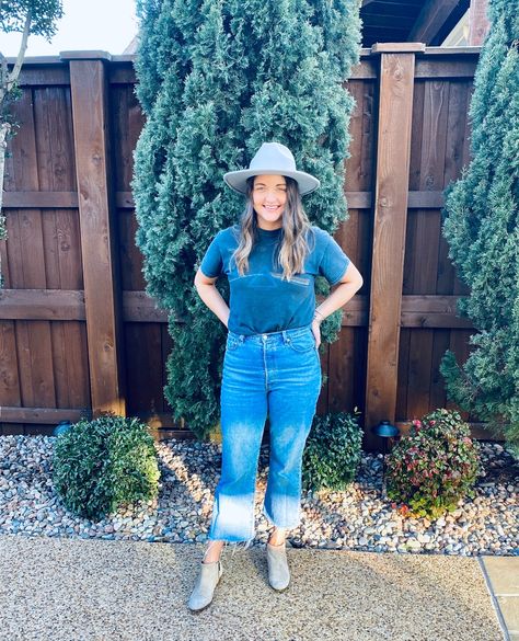 It was 80 degrees on Sunday and then 30 degrees this morning... typical Texas weather! At least I got to rock a cute spring outfit! Wearing my favorite Levi's, if y'all haven't tried their new ribcage fit you are missing out!  . . . #ootd #fashion #style #fashionblogger #fashionista #outfitoftheday #outfit #lookoftheday #styleblogger #fashionaddict #womensfashion #pinkfloyd #bandtee #bandtshirt #bandtees #musicislife #levis #denim #jeans #liveinlevis #levisjeans #ribcagejeans #widebrimhat 81 Degree Weather Outfit, Cream Vest Outfit, Denim Jacket Outfit Spring, White Denim Jacket Outfit, 60 Degree Weather Outfit, Spring Office Outfits, Cute Hipster Outfits, Texas Weather, 6 July