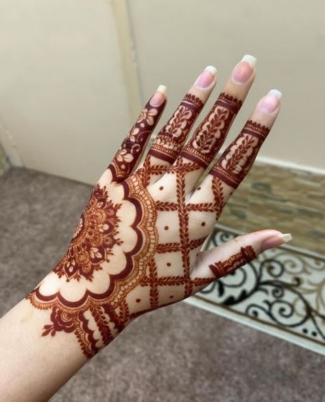 Simple And Elegant Mehendi Designs, Mehedi Henna Ideas, Henna Designs Back Hand, Elegant Mehndi, Henna Styles, Occasion Nails, Simple Mehendi, Hand Mehndi Designs, Tato Henna