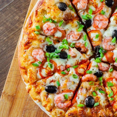 11 Seafood Shrimp Pizza Recipes For Dinner Pizza With Shrimp, Prawn Pizza Recipes, Pizza Seafood, Shrimp Pizza Recipe, Prawn Pizza, Fried Tilapia Recipes, Seafood Pizza Recipes, Pizza Recipe Video, Cauliflower Pizza Recipe