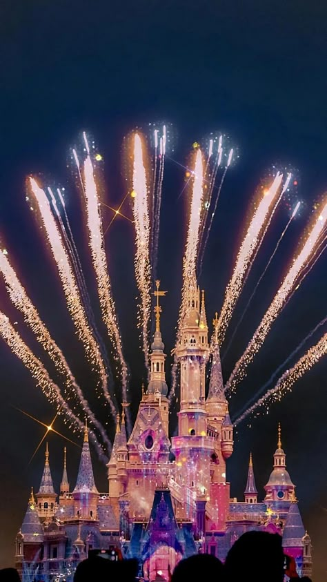 Disney Phone Wallpaper, Disneyland Trip, Disney Princess Pictures, Wallpaper Iphone Disney, Pinturas Disney, Disney Aesthetic, Disney Castle, Happiest Place On Earth, Summer Wallpaper