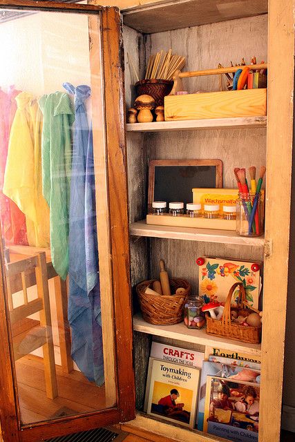 Other pinner :Inspiration for future home school room!  We're not 100% waldorf (I pick n' choose what suits us) but the toys and art are sure nice. Waldorf Inspired Playroom, Sleep Nook, Waldorf Playroom, Craft Cupboard, Art Spaces, Art Cabinet, Homeschool Room, Homeschool Inspiration, Home Daycare