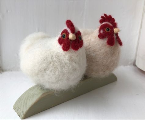 Needle Felt Chicken, Felt Chickens, Felted Chicken, Felting Crafts, Felted Birds, Felted Sheep, Small Chicken, Wool Felting, Gift Making