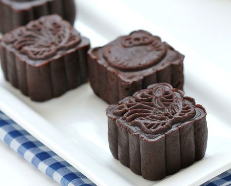 Chocolate snowy mooncakes or should I say , squarecakes ?! Mooncake Recipe, Opening A Bakery, Chinese Dessert, Gourmet Cookies, Asian Desserts, Mooncake, Time To Eat, Mid Autumn, Healthy Chocolate