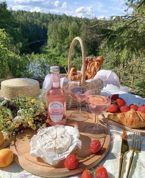 Rose Lemonade, Picnic Theme, Picnic Inspiration, Picnic Birthday, Spring Equinox, Picnic Food, Picnic Party, Beach Picnic, Summer Picnic