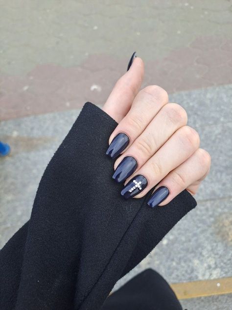 Cross Short Nails, Short Nails With Cross Charm, Short Nail Designs Grunge, Cross Nails Design, Black Nails With Cross, Short Grunge Nails, Cross Nail Designs, Squoval Acrylic Nails, Euphoria Nails