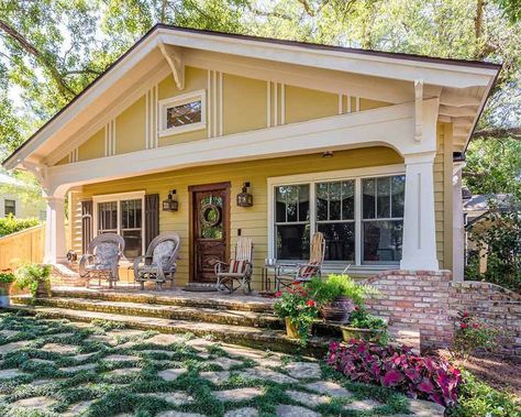 The Essential Elements of Craftsman Style - Cottage Journal Craftsman Style Office, Craftsman Cottage Interiors, Craftsman Bungalow Exterior Colors, 1920 Craftsman Bungalow, 1920s Craftsman Bungalows, Craftsman Windows, Craftsman Style Interiors, Craftsman Bungalow Exterior, Craftsman Interior Design