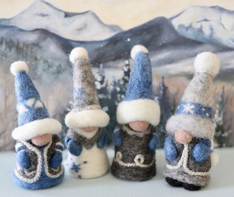 Felting Gnomes, Cabin Ornaments, Felt Gnome, Christmas Cabin, Felted Christmas, Gnome Tutorial, Needle Felting Diy, Wool Felt Projects, Felt Crafts Christmas