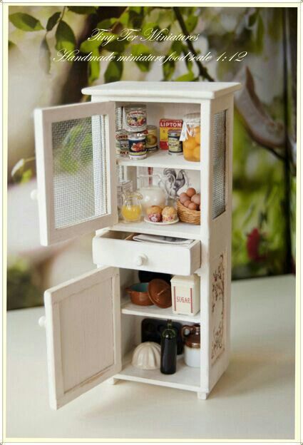 Stocked pantry 1 12 Scale Miniatures Diy Kitchen, Miniature Dollhouse Kitchen Ideas, Kitchen Miniature Diy, Diy Dollhouse Refrigerator, Miniature Dollhouse Furniture, Dollhouse Kitchens 1:12, Mini Doll House, Diy Doll Miniatures, Diy Dollhouse Furniture