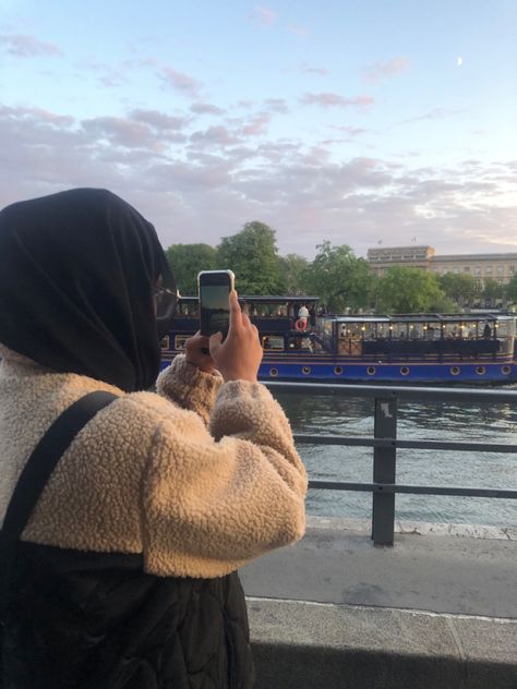 Arsthetic picture no face hijabi in Paris boat Hijabi Pfp No Face, Sg Aesthetic, Match Outfits, Mix Match Outfits, Chasing The Sun, Face Pictures, Aesthetic Picture, No Face, Hijabi Girl