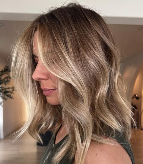 Shoulder Length Bronde Hairstyle Medium Brown Summer Hair, Old Money Bronde Balayage, Brunette To Blonde Balayage Hair Medium, Bronde Partial Highlight, Soft Effortless Blonde, Medium Bronde Balayage, Carmel Blonde Short Hair, Short Dark Blonde Balayage, Bronde Shag Medium