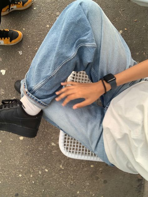 Outifit rentrée lycée school life blue washed jeans apple watch nike air force noir Black Air Force 1 Outfit, Air Force Noir, Black Air Force 1, Air Force 1 Outfit, Apple Watch Nike, Simple Outfit, School Life, Washed Jeans, Air Force 1