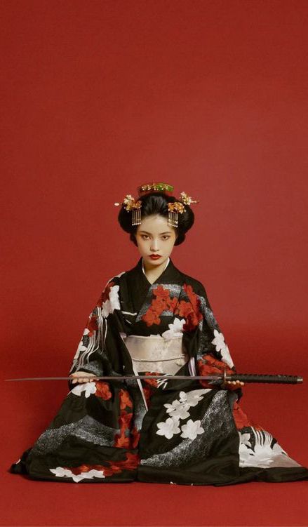 Japanese Kimono Photoshoot, Japan Photoshoot Ideas, Kimono Poses Reference, Asian Photography Aesthetic, Japanese Photography Aesthetic, Japanese Kimono Aesthetic, Geisha Aesthetic, Kimono Pose, Geisha Photography