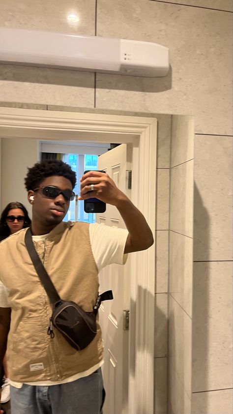 Side Bag Outfit, Ig Mirror Selfie, Bag Outfit Men, Selfie Inspo, Nike Bags, Bag Outfit, Mirror Selfie Poses, Side Bag, Side Bags