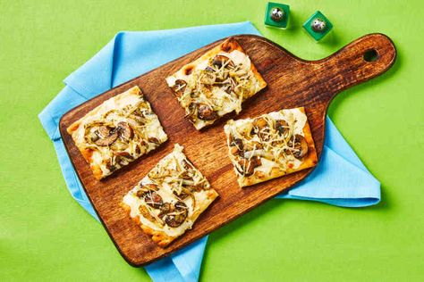 HelloFresh Mushroom Flatbread, Crispy Flatbread, Crispy Cheddar Chicken, Italian Chicken Sausage, Green Chef, Cheddar Chicken, Hello Fresh Recipes, Flatbread Recipes, Mushroom Chicken