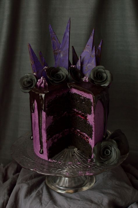 Chocolate blackberry cake - three layers of moist chocolate cake with blackberry jam, blackberry swiss meringue buttercream & blackberry ganache Chocolate Blackberry Cake, Gothic Birthday Cakes, Halloween Cake Ideas, Halloween Cake Recipes, Spooky Halloween Cakes, Halloween Sugar Cookies Decorated, Gothic Cake, Spooky Cake, Blackberry Cake