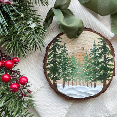 Painting On Tree Slices, Ornaments To Paint, Repurposed Chairs, Paint Ornaments, Wooden Christmas Crafts, Tree Slices, Christmas Tree Painting, Wood Tags, Painted Christmas Ornaments