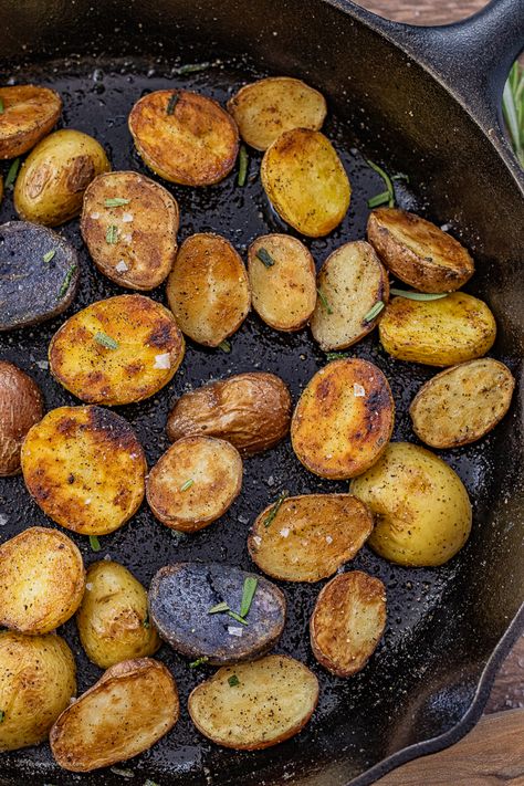 Cast Iron Breakfast Potatoes, Cast Iron Skillet Potatoes, Iron Skillet Potatoes, Stove Top Potatoes, How To Make Crisps, Smothered Potatoes, Cooking Mashed Potatoes, Breakfast Potatoes Skillet, Creamer Potatoes