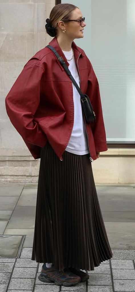 Pleated Skirt Street Style, Skirt Street Style, Styling Skirts, Everyday Fits, Outfit Combos, Work Fits, Modest Fits, Autumn Fits, Winter Lookbook