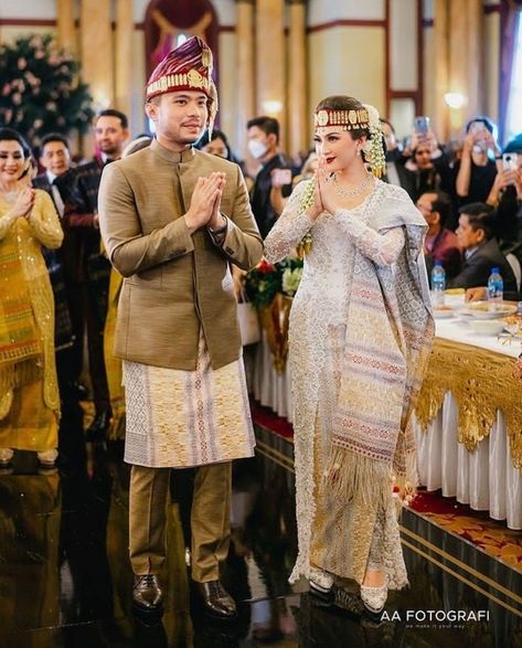 Batak Wedding, Batak Toba, Wedding Kebaya, Cultural Values, Kebaya Wedding, Kebaya Modern Dress, Modern Kebaya, Engagement Proposal, Wedding Hijab