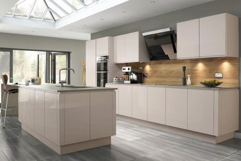 The convenience of buying kitchens online http://ow.ly/x0PxI   #larkandlarks #kitchen #design #style #home Cashmere Gloss Kitchen, White Gloss Kitchen, High Gloss Kitchen, Modern Contemporary Kitchen, Gloss Kitchen, Handleless Kitchen, Modular Kitchen Design, Beige Kitchen, New Kitchen Designs