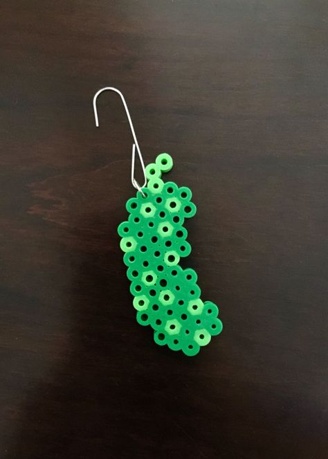 8 Bit Christmas Pickle Ornament via eb.perler. Click on the image to see more! 8 Bit Christmas, Perler Earrings, Christmas Pickle Ornament, Pickle Ornament, Christmas Pickle, Beads Ideas, Bead Pattern, Perler Bead Art, Perler Bead Patterns