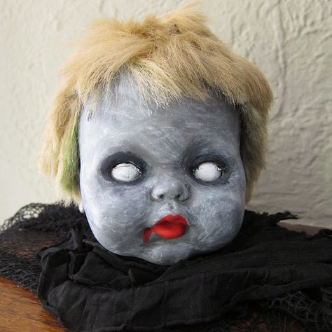 Just Crafty Enough – Project: Zombie Baby Head Zombie Baby, Baby Zombie, Dekorasi Halloween, Zombie Dolls, Hallowen Ideas, Doll Halloween Costume, Homemade Halloween Decorations, Scary Halloween Costume, Creepy Halloween Decorations