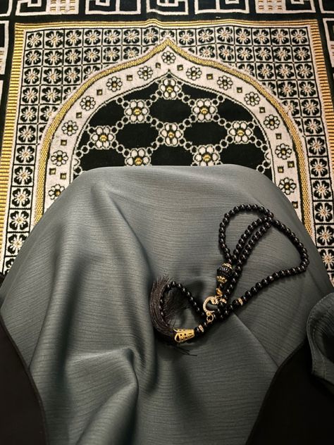 Tasbih Digital Aesthetic, Sajadah Aesthetic Wallpaper, Islamic Whatsapp Dp, Tasbih Digital, Hijab Hipster, Hijab Dp, Best Facebook Cover Photos, Good Day Messages, Al Qur'an Aesthetic