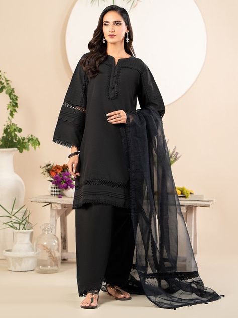 Black Pakistani Suit, Black Bridal Dresses, Dress Design Pakistani, Desi Dress, Stylish Kurtis Design, Printed Organza, Velvet Dress Designs, Lawn Suit, Pakistani Fashion Casual