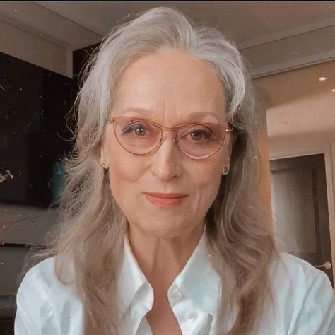 Yesha🍃 on Instagram: “So gorgeous🥺❤ #meryl #merylstreep #queenmerylofhollywood #merylisthebest #icon #idol #legend #bestactress #merylisbetterthanyousogetoverit…” Meryl Streep Beautiful, Kota New York, Damien Chazelle, Brooke Shields, Mia 3, Photo Makeup, Meryl Streep, Aging Gracefully, Iconic Women