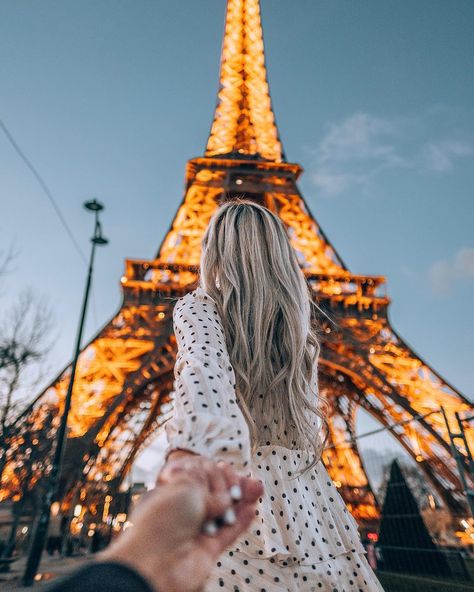 Travel & Lifestyle on Instagram: “#FollowMeTo the Eiffel Tower. ✨ . We walked around the park for an hour waiting for the Eiffel Tower to light up after sunset. I wanted to…” Paris Couple Pictures, Paris Trip Planning, Paris Photo Ideas, Paris Travel Photography, Paris Couple, Europe Photography, Paris France Travel, Paris Pictures, Paris Photography