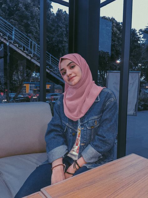 Hijab style with denim jacket  #inspiration #ootdhijab #hijaboutfit #hijaboutfitcasual #hijabselfies #hijabideas Hijab With Denim Jacket, Chest Covering Hijab, Style With Denim Jacket, Arabic Hijab Style, Modern Hijab Style, Winter Hijab Style, Arabic Hijab, How To Wear Hijab, Winter Hijab