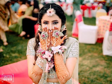 Haldi Ornaments For Bride, Haldi Ornaments, Indian Wedding Photo Ideas, Mehendi Wedding, Bride Fashion Photography, Bridal Portrait Ideas, Flower Jewellery For Mehndi, Fresh Flower Jewelry, Haldi Ceremony Outfit