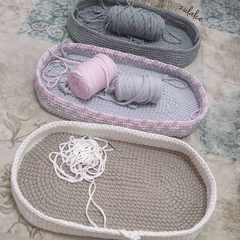 Crochet Cradle Basket Baby Carrier Free Crochet Pattern - by Budget101.com Crochet Baby Nest, Baby Sleeping Basket, Diy Crochet Basket, Crochet Basket Pattern Free, Baby Moses Basket, Baby Baskets, Crochet Basket Pattern, Moses Basket, Haken Baby