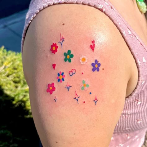 Color Tattoo No Outline, Cute Colour Tattoo, 00s Tattoo Ideas, Colorful Tiny Tattoos, Tiny Colorful Tattoos, Colourful Flower Tattoo, Color Tattoos For Women, Colorful Tattoos For Women, Tattoos With Color