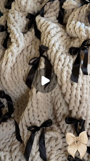 Erika Lauren on Instagram: "🎀DIY CHUNKY BLANKET🎀 Comment BLANKET and I’ll send you links to my supplies and my full length YouTube tutorial which walks you through the entire process of making your own super soft chunky hand-knit blanket perfect for gifting this holiday season!  I find these are so relaxing to make!  This is my first time adding the bows!  What do y’all think?
.
.
.
.
.
.
#bowsbowsbows #bowseason #bowsonbows #christmasbows #chunkyknit #chunkyknitblanket #handknitting #christmasdiy #diychristmas #diychristmasdecor #diychristmasgifts #cozyblanket #cozyhome" How To Hand Knit A Chunky Blanket Step By Step, Hand Knitting Blanket Tutorials, How Many Skeins To Make A Chunky Blanket, Chunky Blanket Ideas, Loopy Yarn Blanket, Tie Blanket Ideas, Finger Knit Blanket, Chunky Yarn Projects, Diy Chunky Blanket