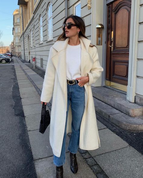 Simple Jeans Outfit, White Coat Outfit, Minimalist Moda, Winter Mode, Outfit Jeans, Fashion Blogger Style, White Coat, Coat Outfits, Hijab Style