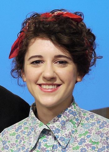 Ellie Kendrick: I love her hair styles!!! Ellie Kendrick, Carrie Bradshaw Style, Carrie Bradshaw, I Love Her, Female Poses, Her Hair, Movies And Tv Shows, Curly Hair, Love Her