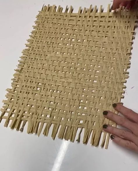 Raffia Placemats Diy, Raffia Weaving Diy, Raffia Placemat, Raffia Crafts, Diy Placemats, Big Needle, Cane Webbing, Diy Weaving, Organization Diy