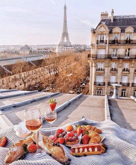 Picnic in Paris looking at the Eiffel Tower. Bucket list wanderlust things to do and see in Paris. Instagram photos in Paris. Parisian Picnic, Paris Aesthetic, Perfect Picnic, The Eiffel Tower, Paris Travel, Tour Eiffel, Travel Inspo, Dream Destinations, Travel Aesthetic