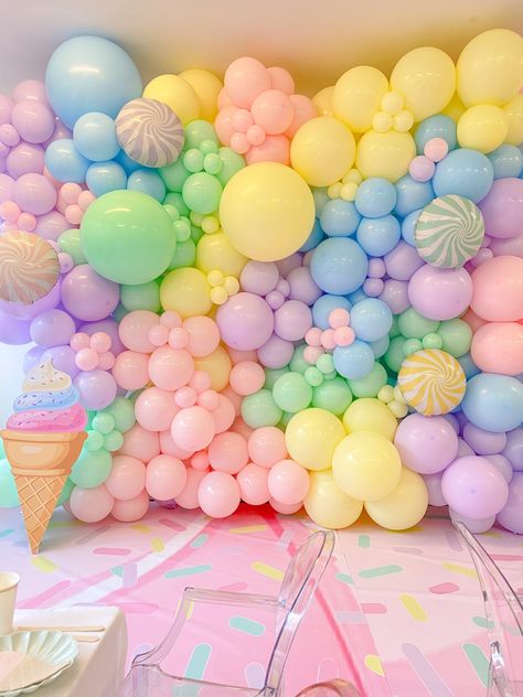 Candy land snoep feestje candy party Candy Land Balloon Arch, Candy Photo Backdrop, Pastel Balloon Wall, Candy Land Baby Shower Theme, Candy Land Party Ideas, Candy Party Theme, Candy Land Theme Party, Candyland Party Theme, Candy Land Birthday