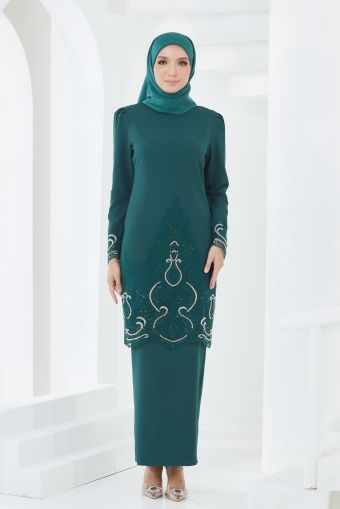 Orked Kurung in Emerald Green Kurung Moden, Modest Clothing, Straight Skirt, Modest Outfits, Beautiful Bride, Colour Tone, Emerald Green, Trendy Fashion, Emerald