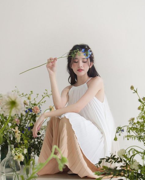 Kpop Garden Photoshoot, Cottagecore Studio Photoshoot, Pre Debut Photoshoot Ideas Studio, Photoshoot With Bouquet, Photoshoot Flowers Studio, Flower Photoshoot Studio, Korean Inspired Photoshoot, Korean Photoshoot Concept, Korean Photoshoot Aesthetic