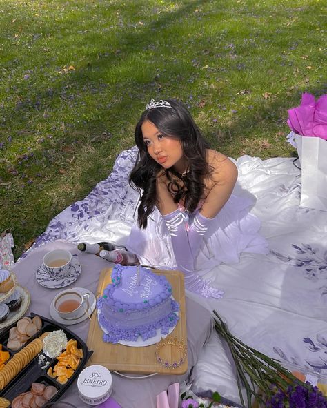 Bday Picnic, 22nd Birthday, Birthday Photoshoot, Photos Ideas, Let Them Eat Cake, Eat Cake, Birthday Ideas, Cake, Birthday