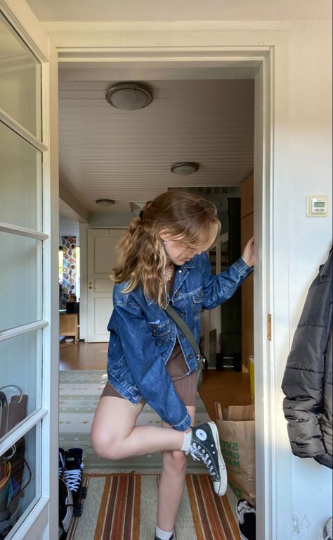 Mini Dress And Denim Jacket Outfit, Denim And Brown Outfit, Converse Chuck Outfit, Brown Mini Dress Outfit, Brown Denim Jacket Outfit, Denim Jacket Outfit Aesthetic, Denim Jacket Aesthetic, Brown Converse Outfit, Messenger Bag Outfit