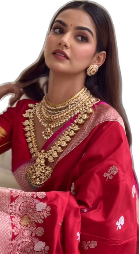 Red Saree Jewellery Ideas, Red Jewelry Aesthetic, Indian Red Saree, Indian Dress Up, Marathi Bride, Red Sari, Indian Bride Makeup, Indian Wedding Gowns, Bridal Sarees South Indian