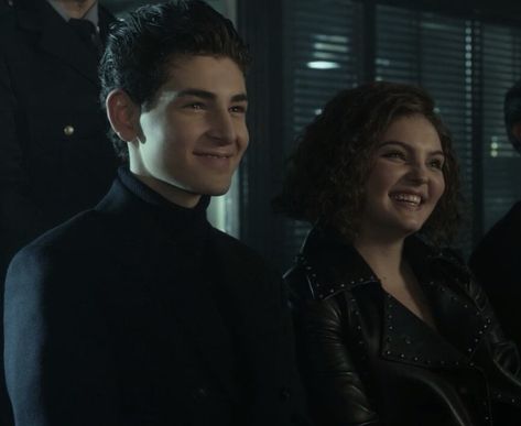 cuteeee #bruce #selina #gotham 5x09 Bruce Selina, Gotham Bruce And Selina, Selina Kyle Gotham, Gotham Comics, Gotham Bruce, Bruce And Selina, Gotham Tv Series, Camren Bicondova, Gotham Series