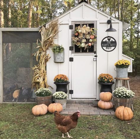 Keep Chickens Out Of Garden, How To Keep Chickens, Coop Decor, Backyard Coop, Chicken Coop Decor, Duck Coop, Coop Design, Chicken Garden, Chicken Coop Plans